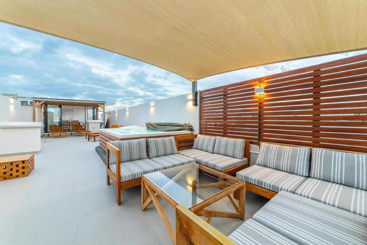 One Bay Residence Unit 15 - Penthouse With Private Roof Top, Jacuzzi And Sea View Grand Baie Bagian luar foto