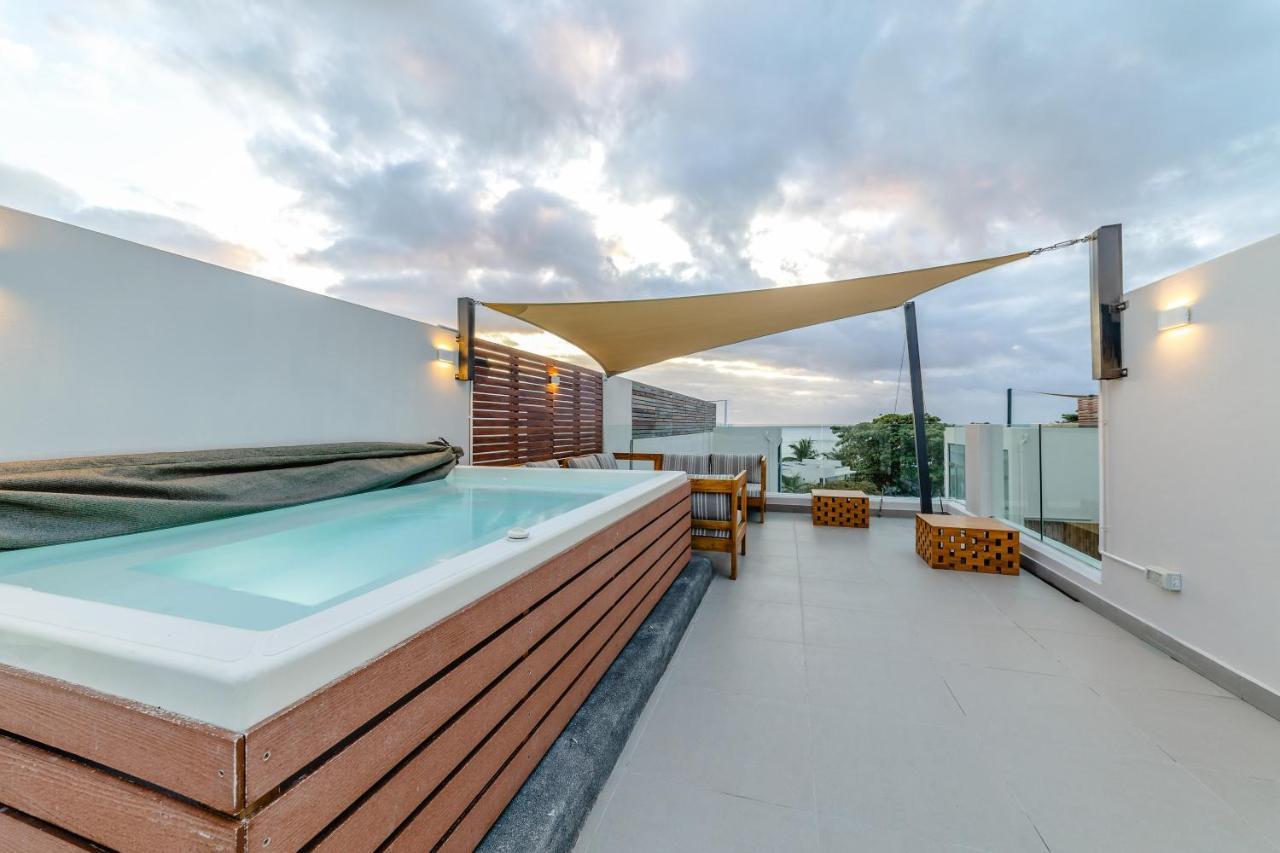 One Bay Residence Unit 15 - Penthouse With Private Roof Top, Jacuzzi And Sea View Grand Baie Bagian luar foto